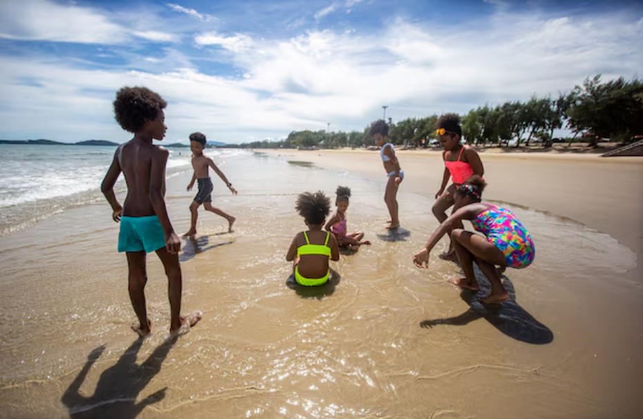 Children playing by the Sanaga